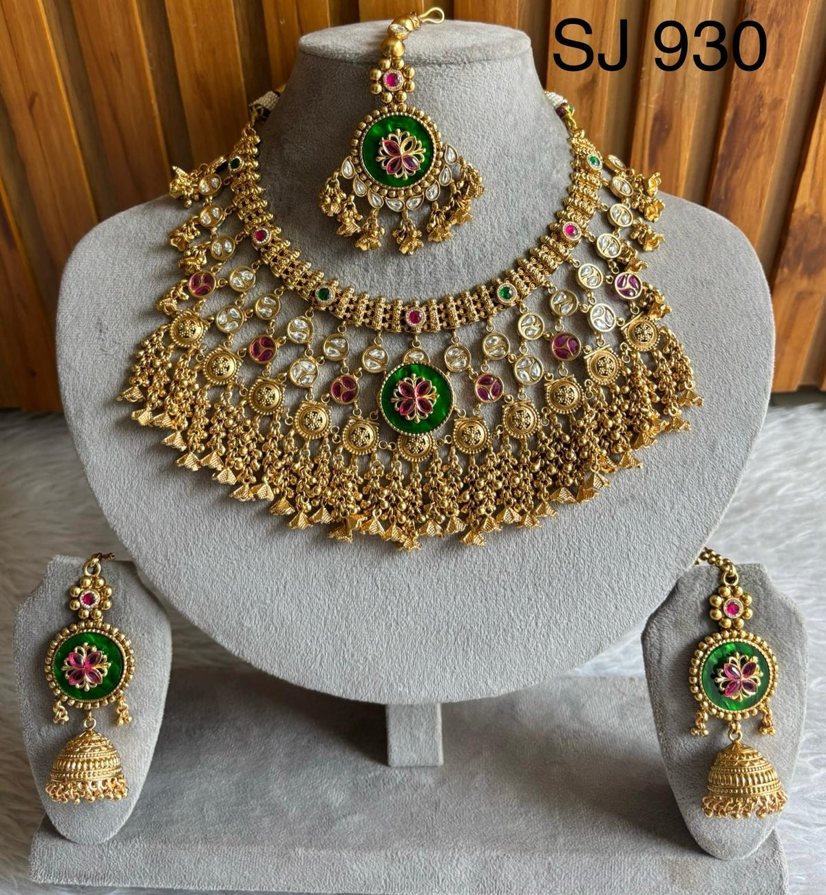 Heritage Green & Red Fringe Choker Set — original product photograph