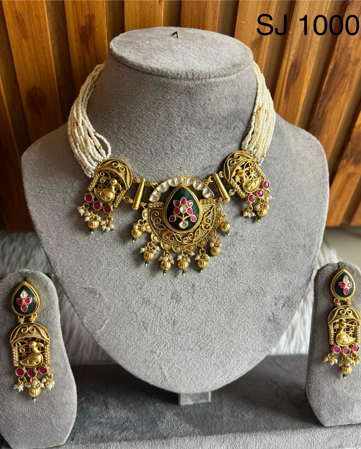 Heritage Paisley Motif Necklace Set — original product photograph